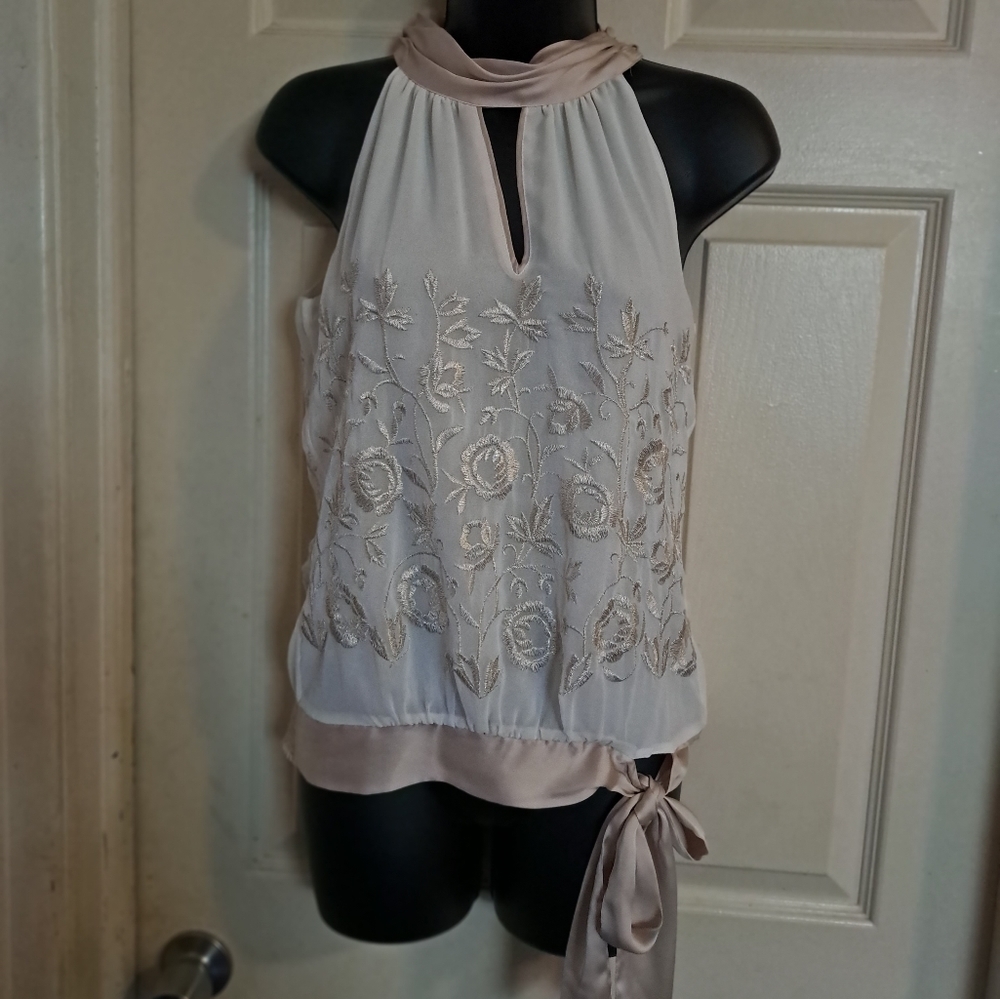 White house black market Beautiful embroidered tank top size XXS